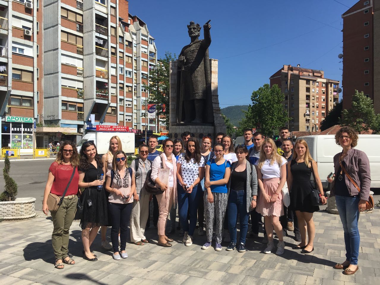 Ispred spomenika Cara Lazara u Kosovskoj Mitrovici